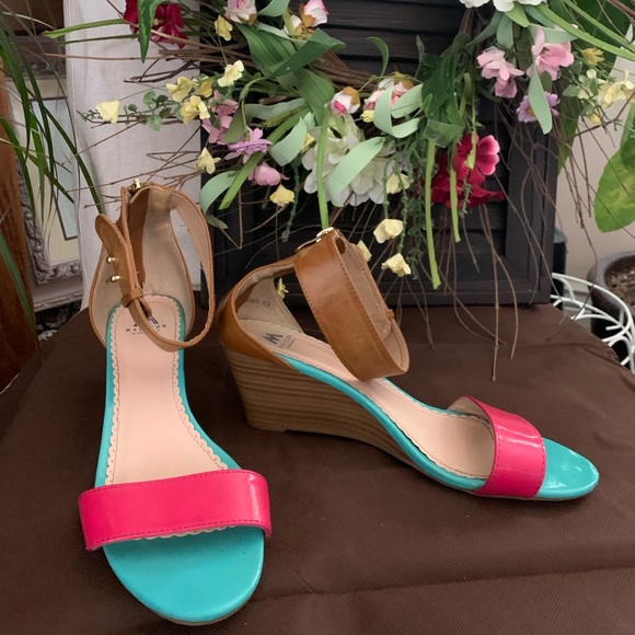 “SHOEDAZZLE” Madison Sandals - Picture 1 of 4
